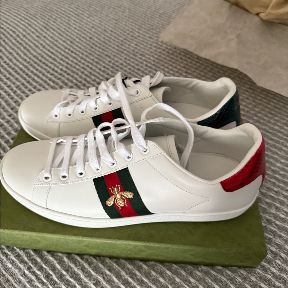 Women’s Gucci Ace sneaker with Bee NEW